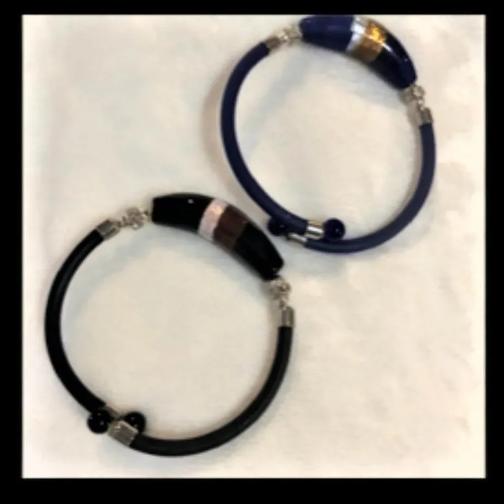Wrap bracelet set of 2 black/blue EUC‎